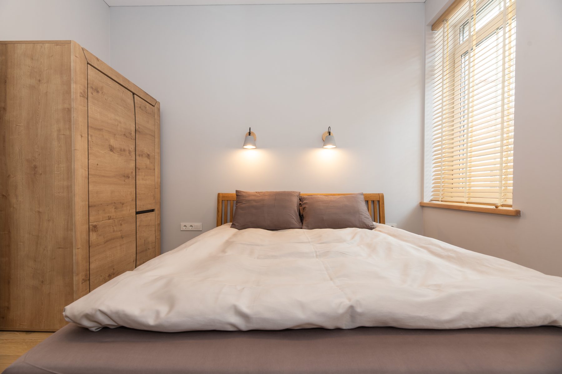 Šviesus miegamasis su moderniu dizainu ir patogia lova