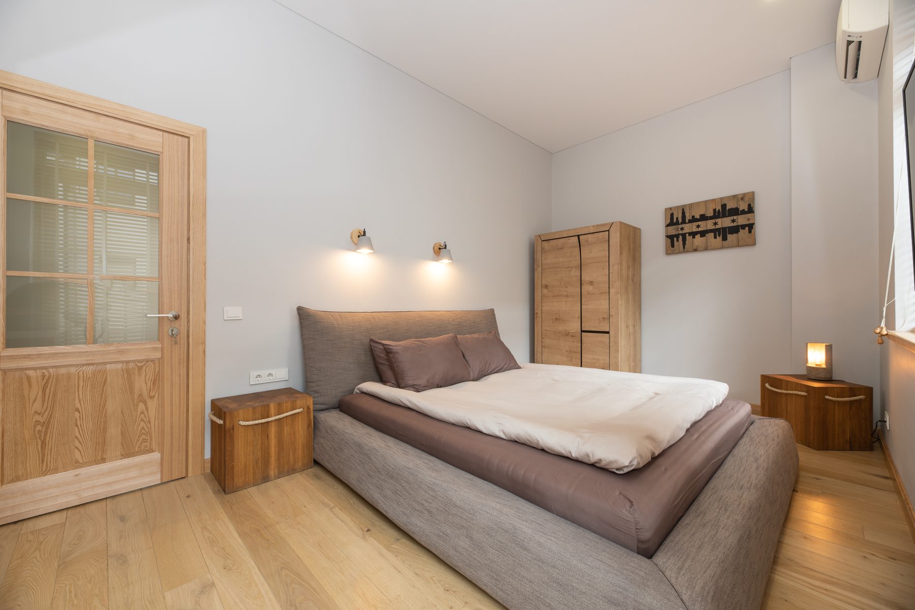 Jaukus miegamasis su patogia lova ir šviesiu interjeru