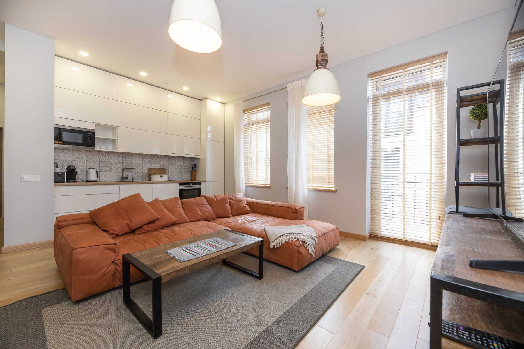 Moderni svetainė su sofa ir valgomojo stalu