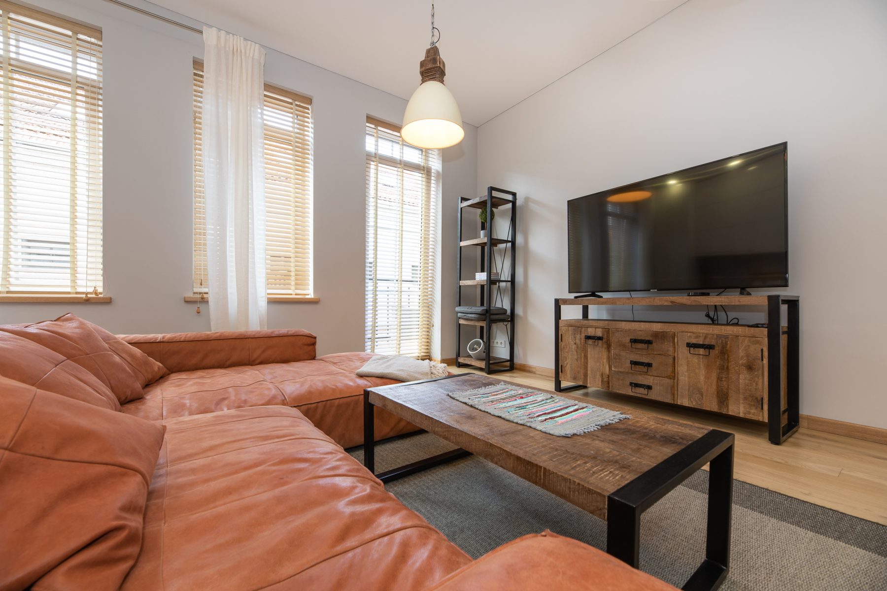 Moderni svetainė su sofa ir valgomojo stalu