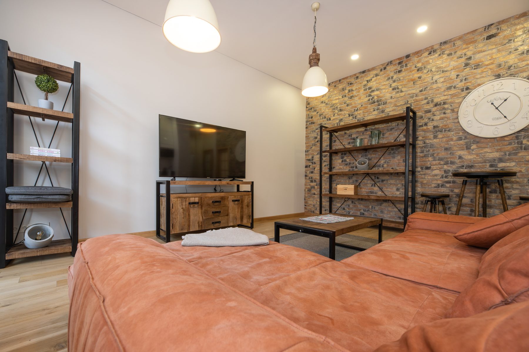 Moderni svetainė su sofa ir valgomojo stalu