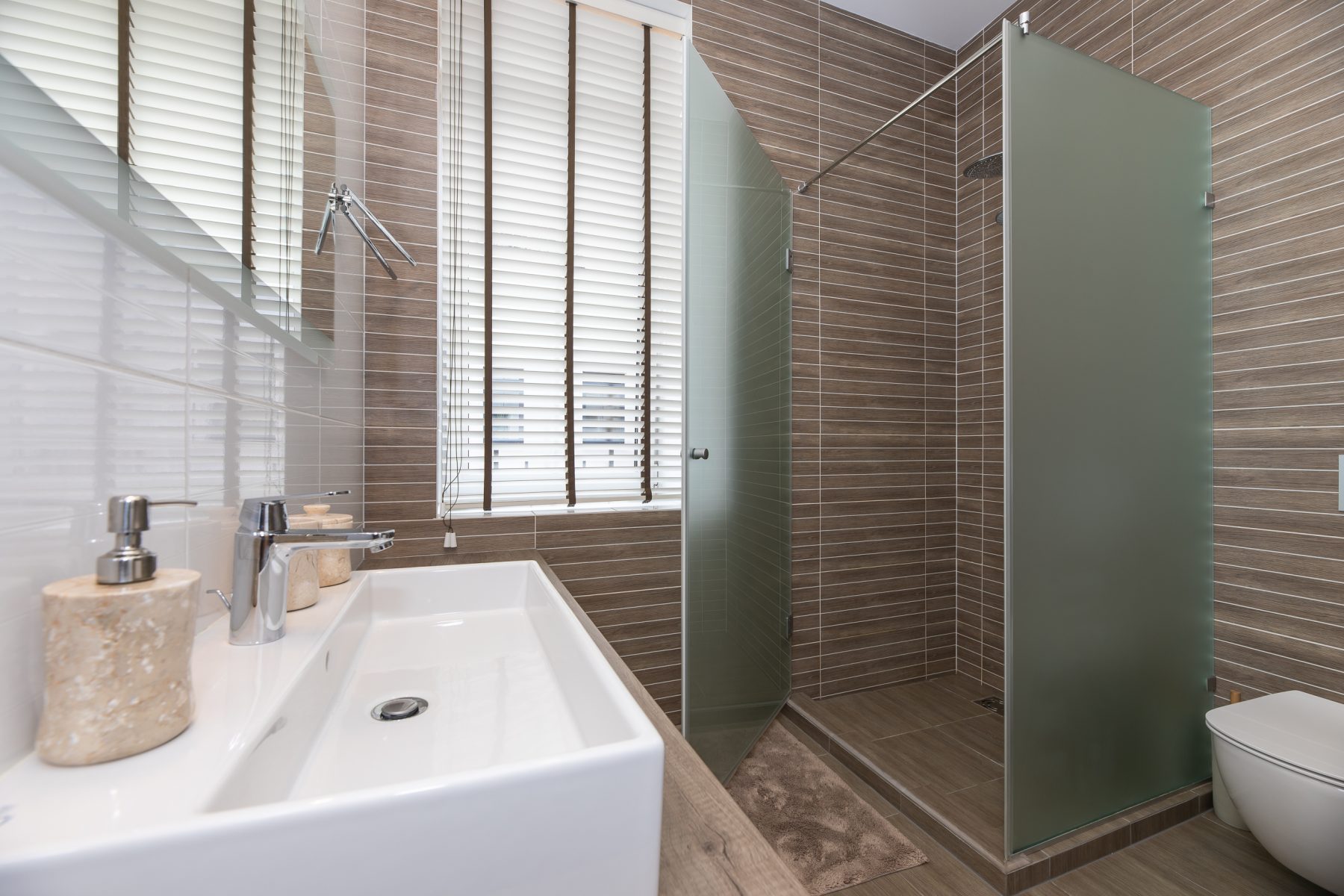 Šviesus vonios kambarys su modernia santechnika