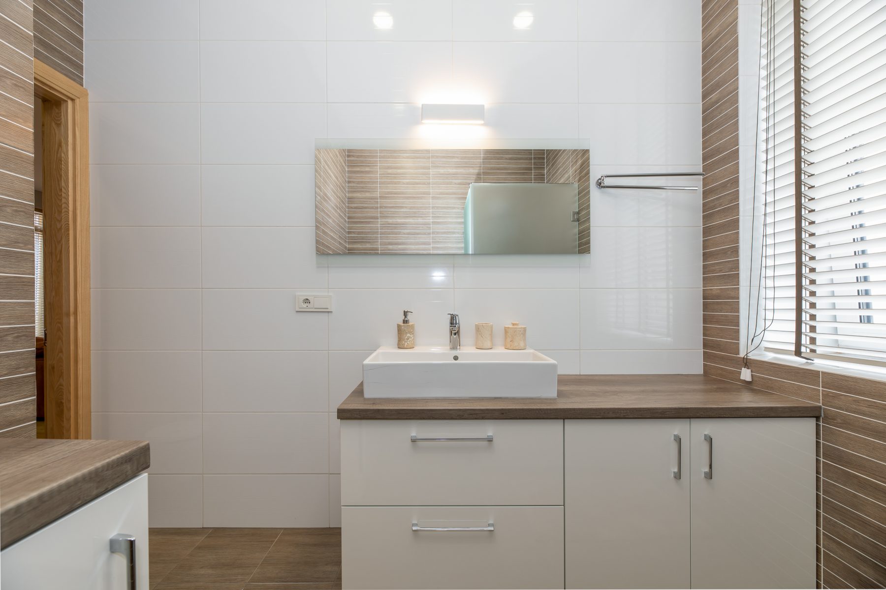 Šviesus vonios kambarys su modernia santechnika