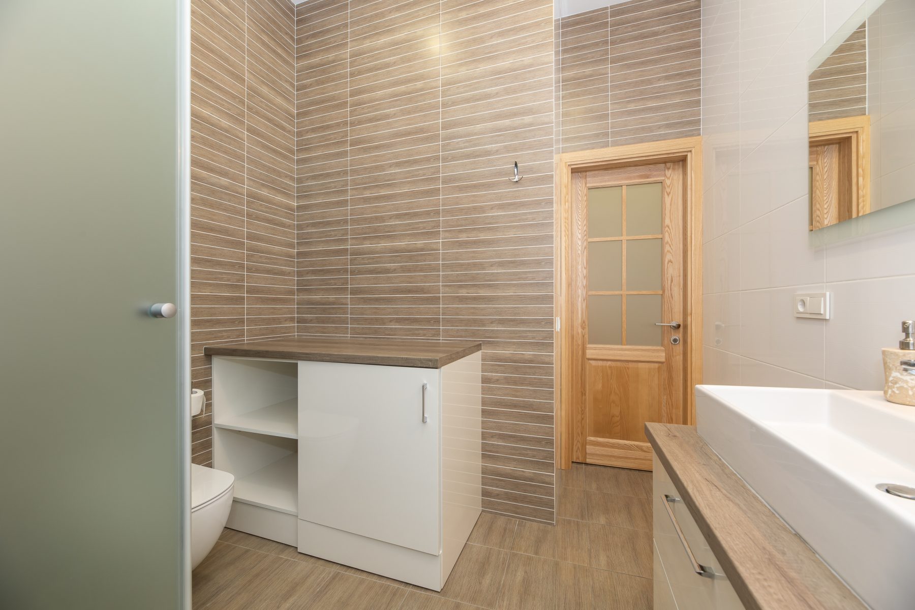 Šviesus vonios kambarys su modernia santechnika