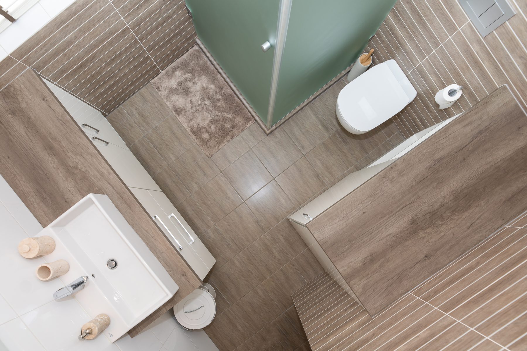 Šviesus vonios kambarys su modernia santechnika