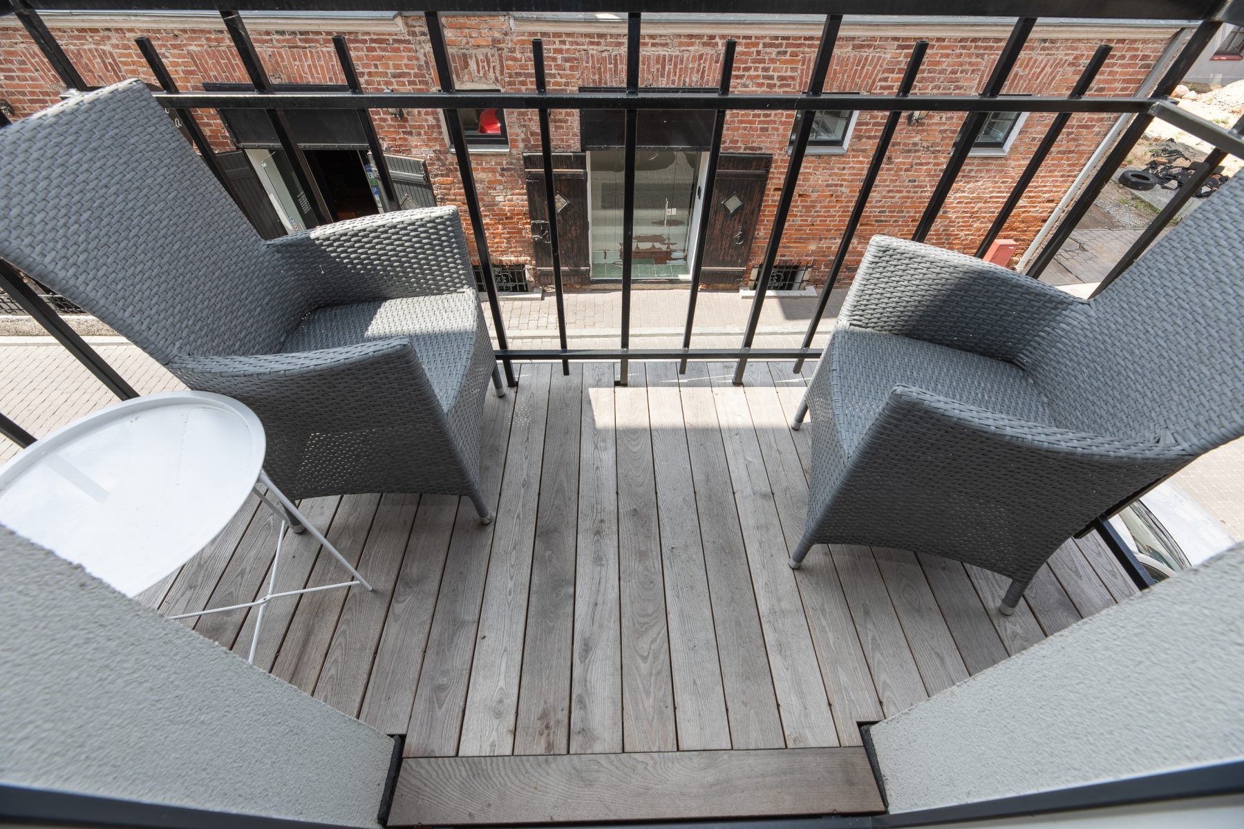 Jaukus balkonas su foteliais