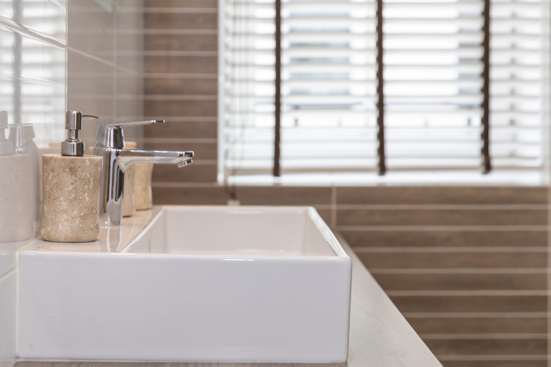 Šviesus vonios kambarys su modernia santechnika