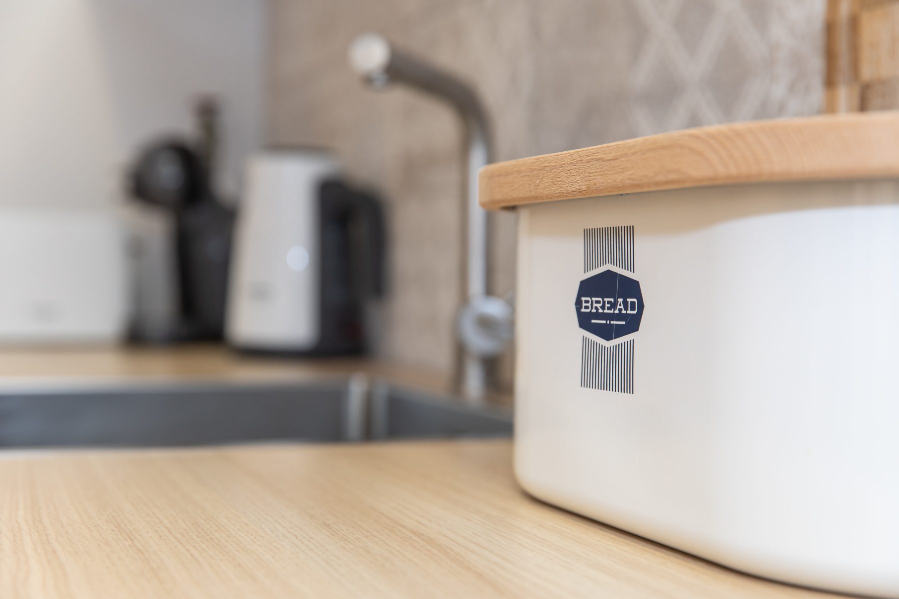 Šviesus vonios kambarys su modernia santechnika