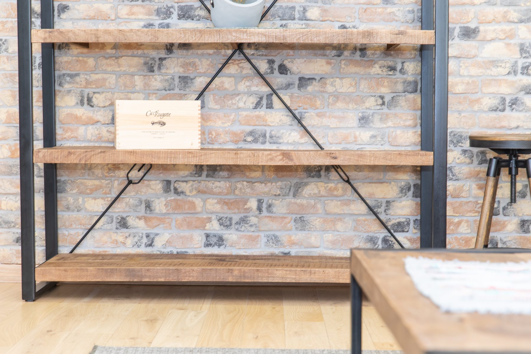 Moderni svetainė su sofa ir valgomojo stalu