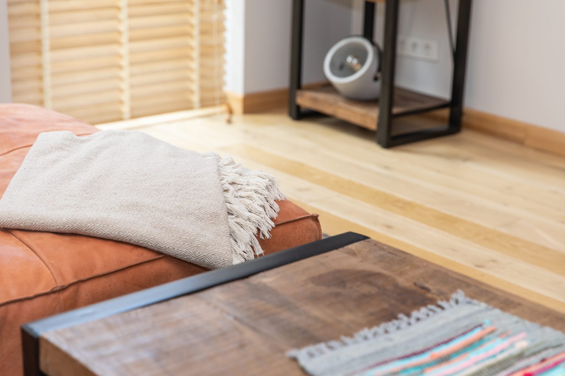 Moderni svetainė su sofa ir valgomojo stalu