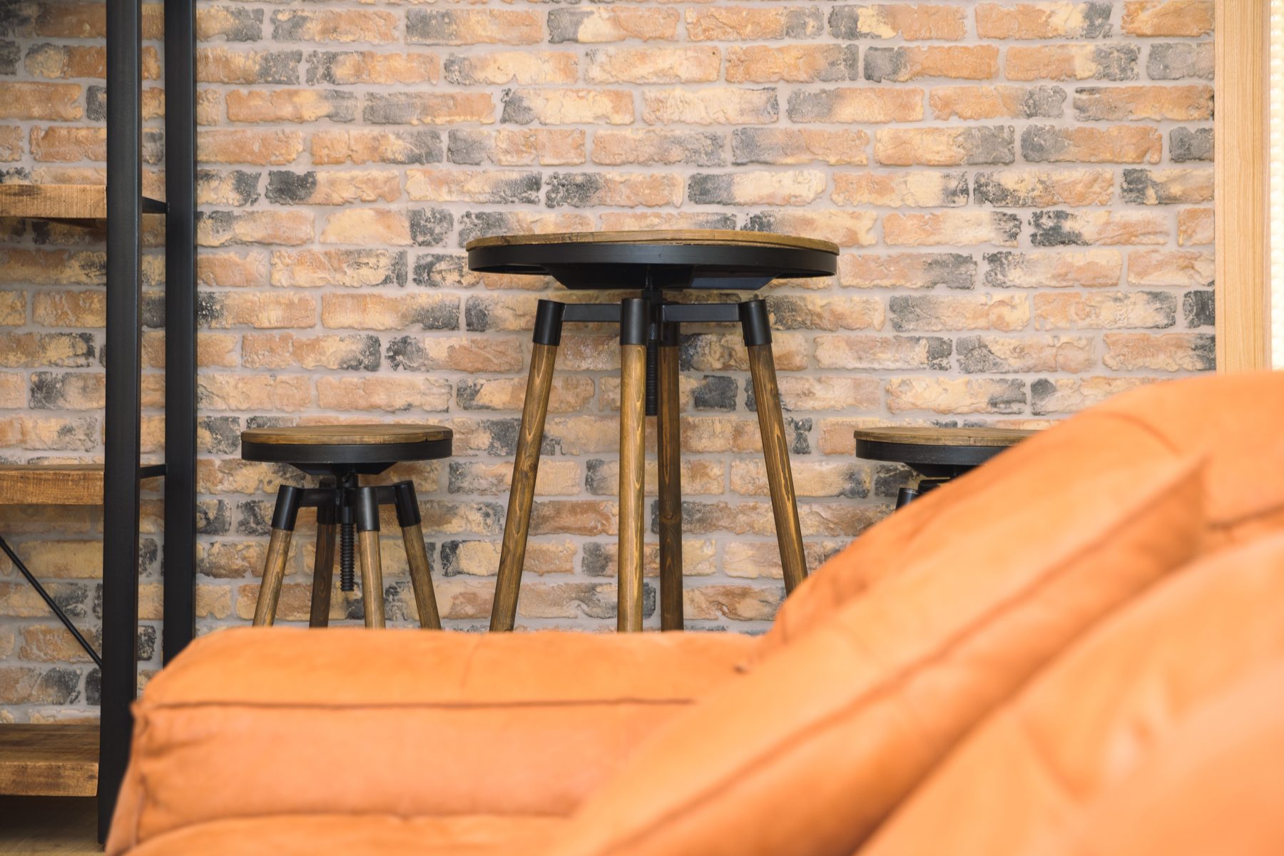 Moderni svetainė su sofa ir valgomojo stalu