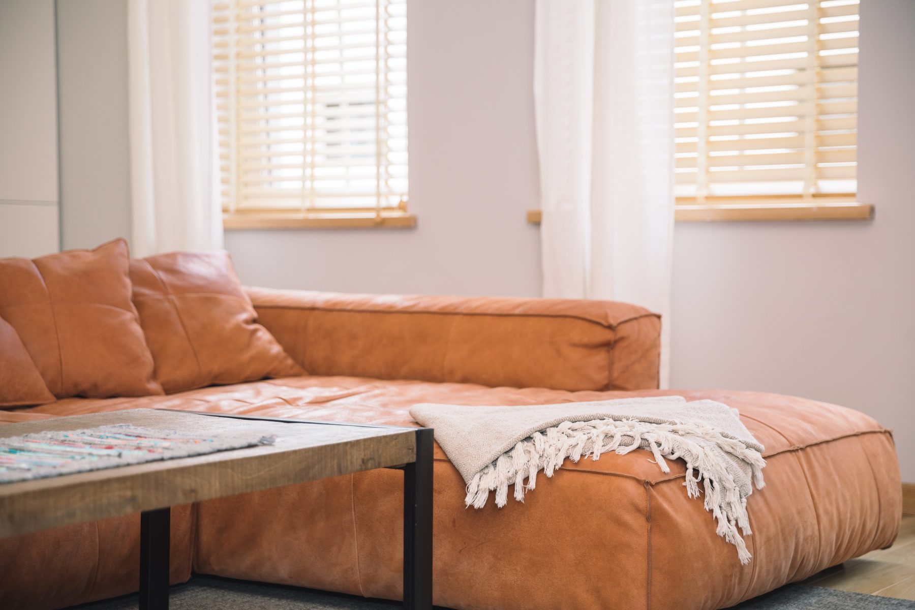 Moderni svetainė su sofa ir valgomojo stalu