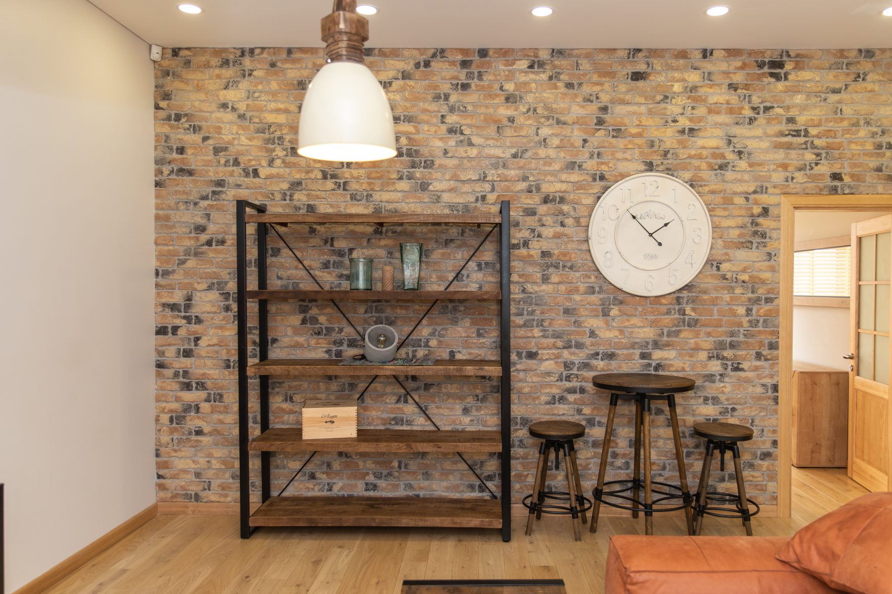 Šviesi svetainė su jaukia poilsio zona