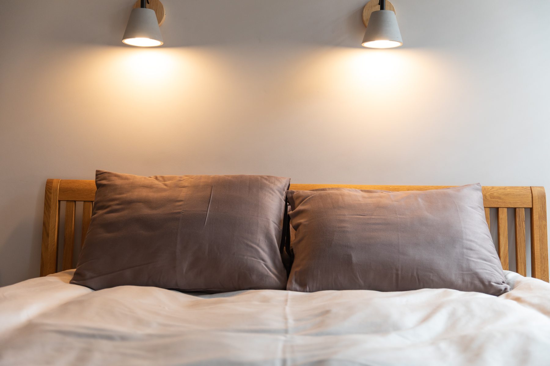 Jaukus miegamasis su patogia lova ir šviesiu interjeru