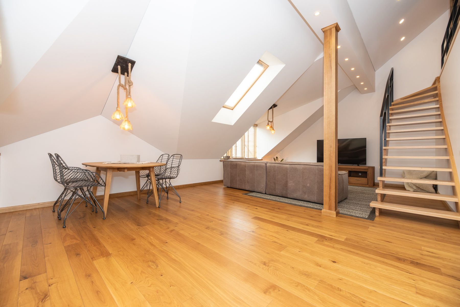 Svetainė dviejų aukštų butas su laiptais