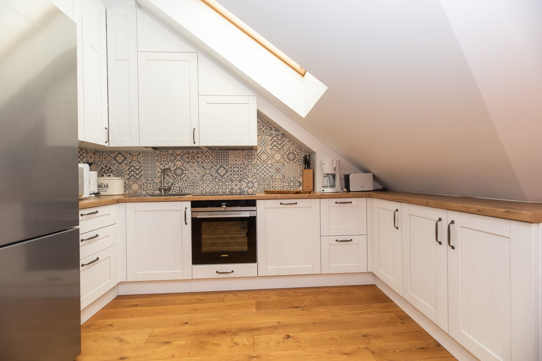 Moderni virtuvė su buitine technika