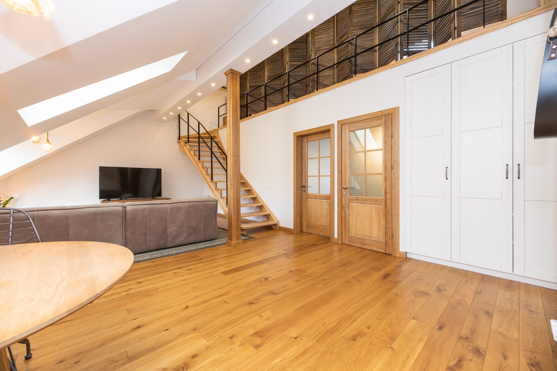 Moderni svetainė su patogia sofa ir šiuolaikišku interjeru