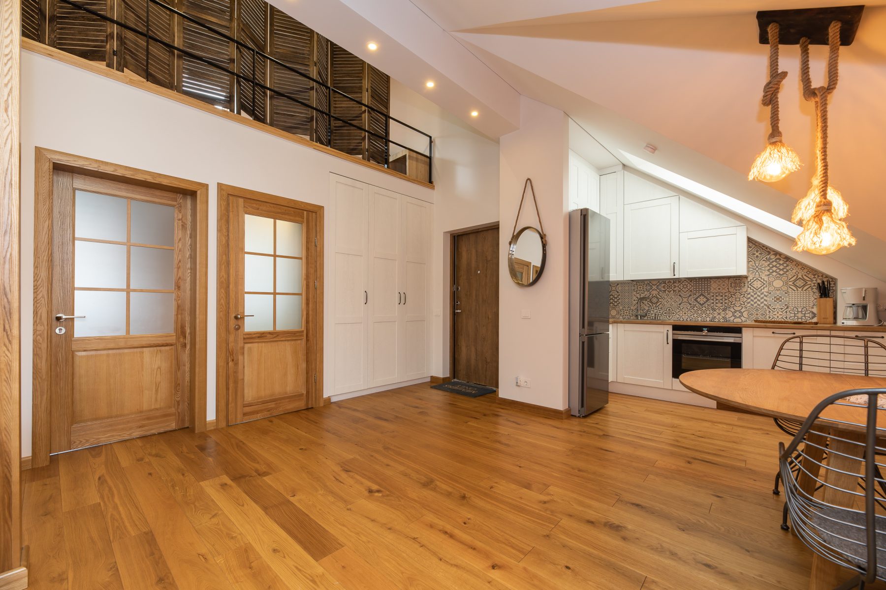 Moderni svetainė su patogia sofa ir šiuolaikišku interjeru