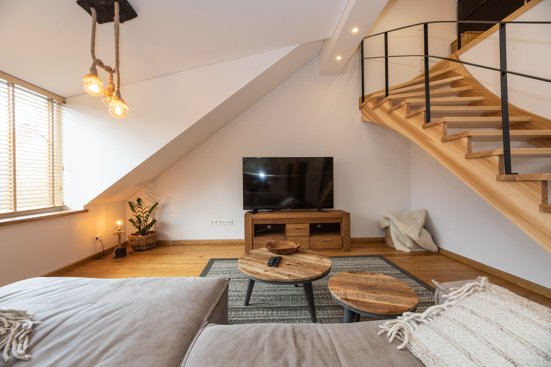 Svetainė moderniame lofto tipo bute nuomai