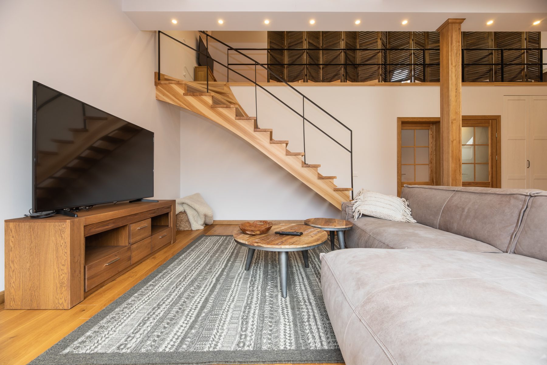 Moderni ir jauki svetainė su laiptais į antrą aukštą