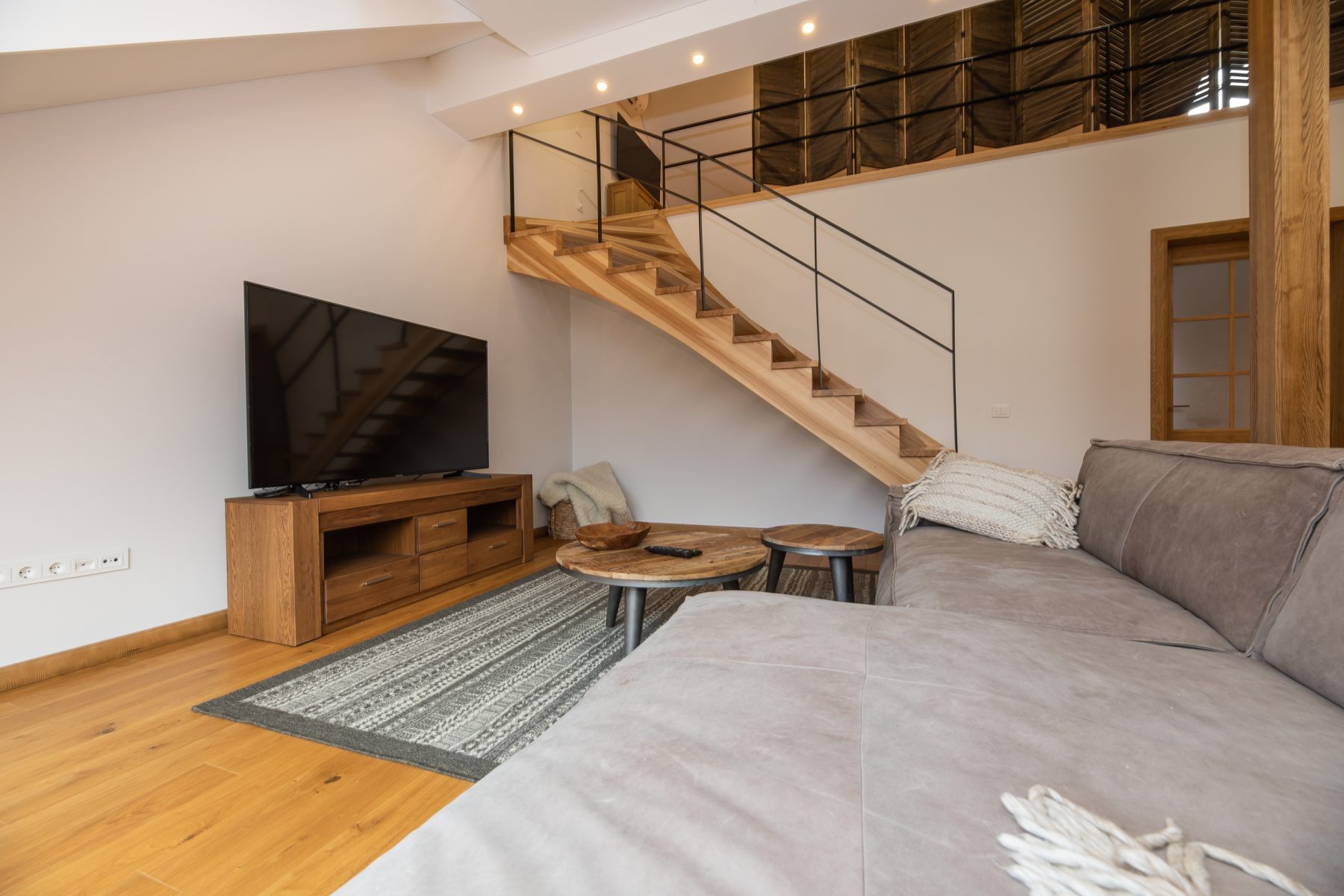 Moderni ir jauki svetainė su laiptais į antrą aukštą