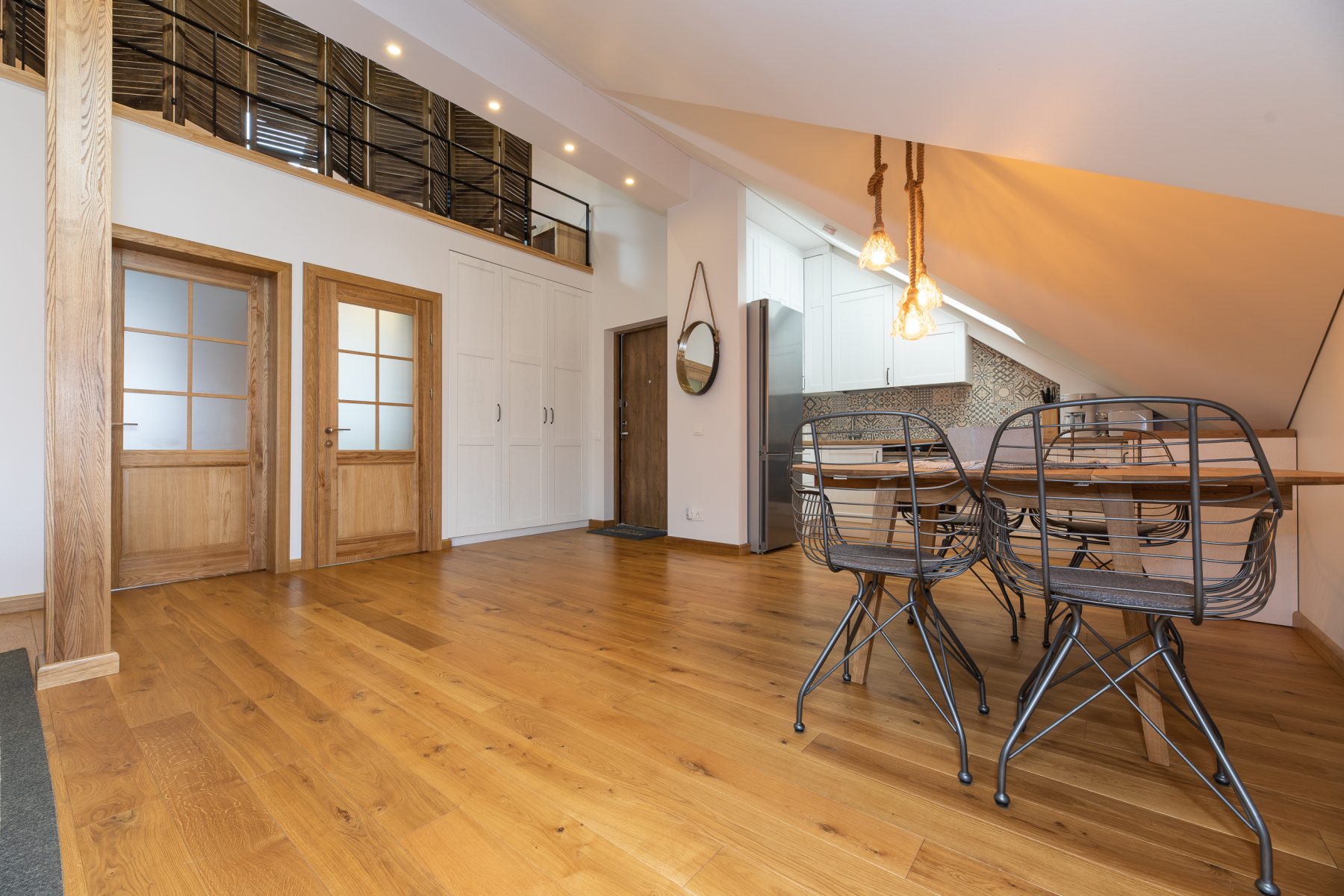 Moderni svetainė su patogia sofa ir šiuolaikišku interjeru