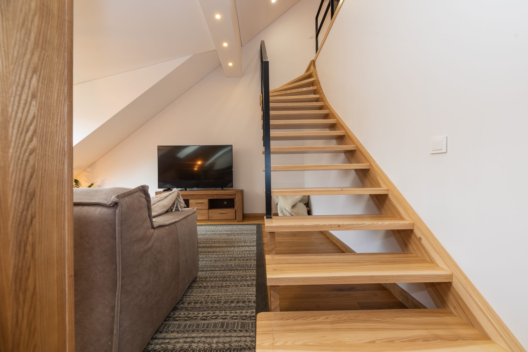 Moderni svetainė su patogia sofa ir šiuolaikišku interjeru