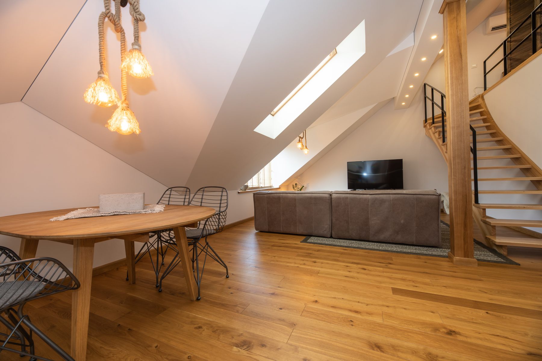 Moderni svetainė su patogia sofa ir šiuolaikišku interjeru