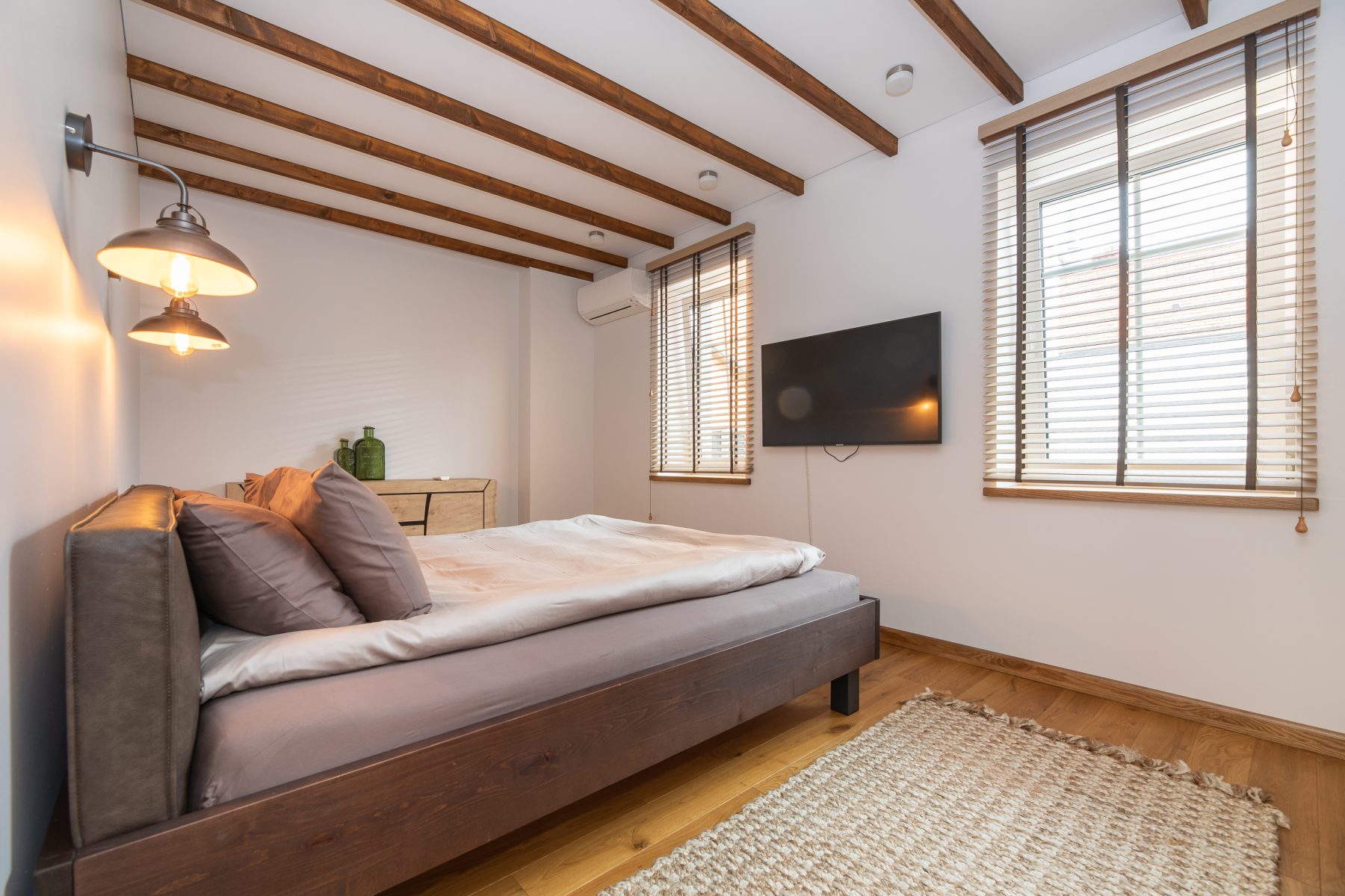 Modernus miegamasis moderniame 2 aukštų bute