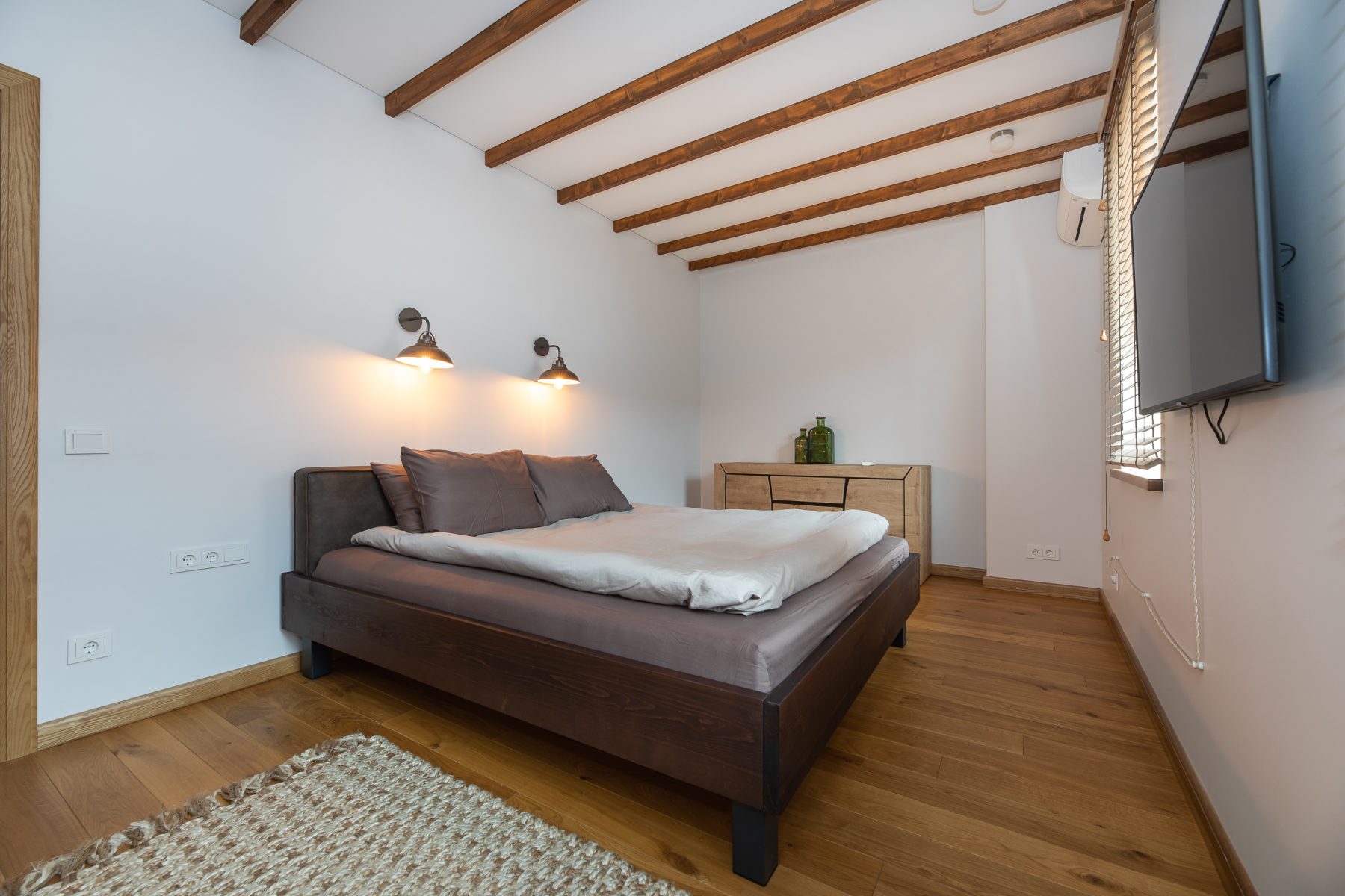 Šviesus ir jaukus miegamasis su patogia lova ir moderniu interjeru