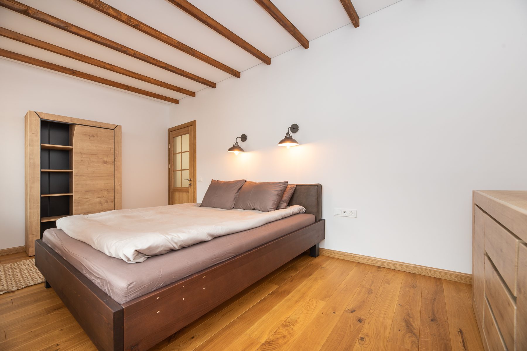 Šviesus ir jaukus miegamasis su patogia lova ir moderniu interjeru