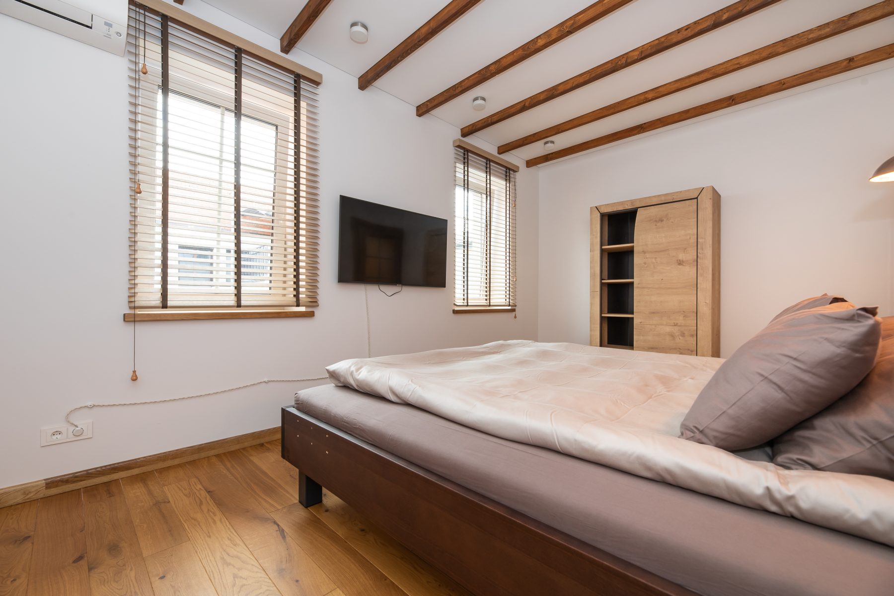 Šviesus ir jaukus miegamasis su patogia lova ir moderniu interjeru