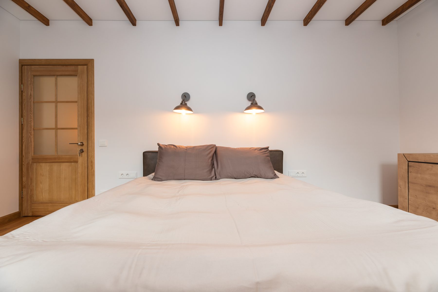 Šviesus ir jaukus miegamasis su patogia lova ir moderniu interjeru