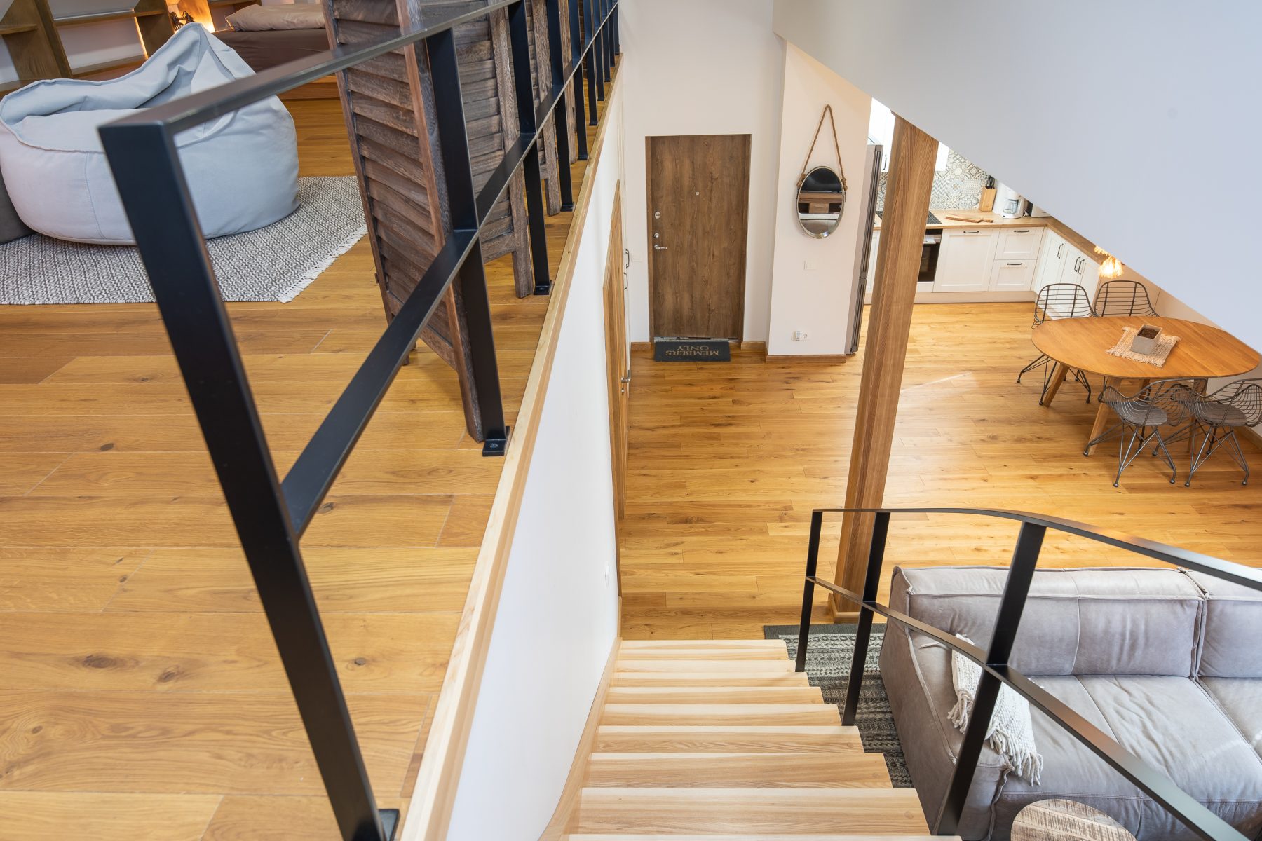 Svetainė dviejų aukštų butas su laiptais