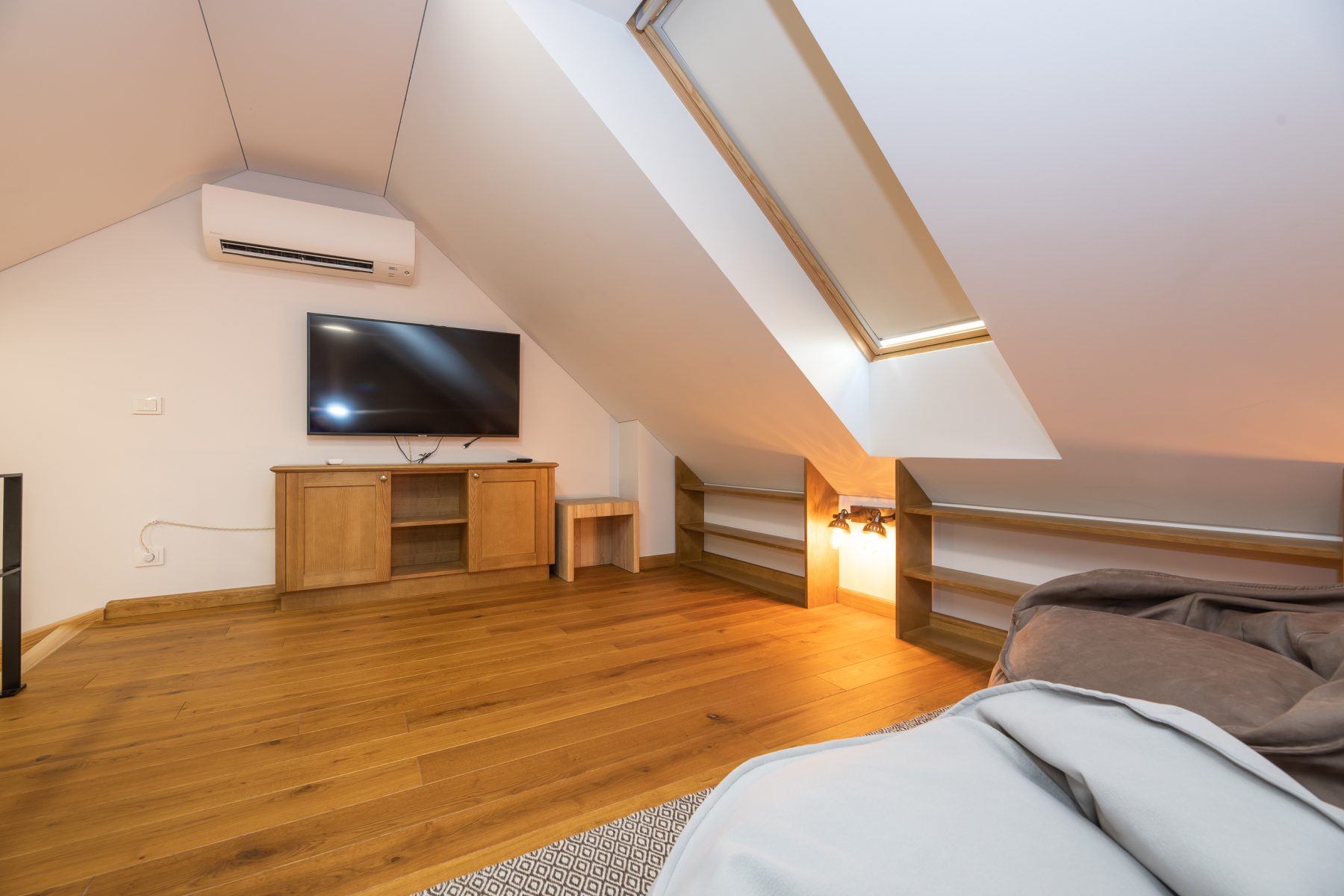 Miegamasis antrame aukšte su TV