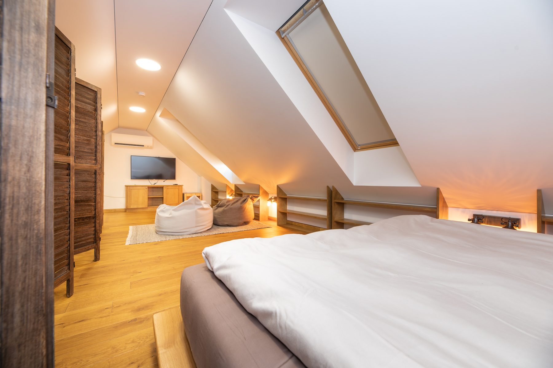 Miegamasis antrame aukšte su TV