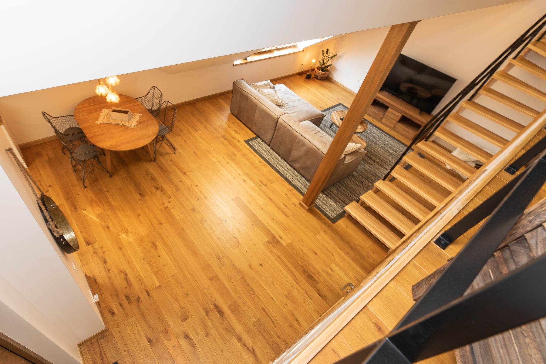 Dviejų aukštų butas - laiptai ir svetainė