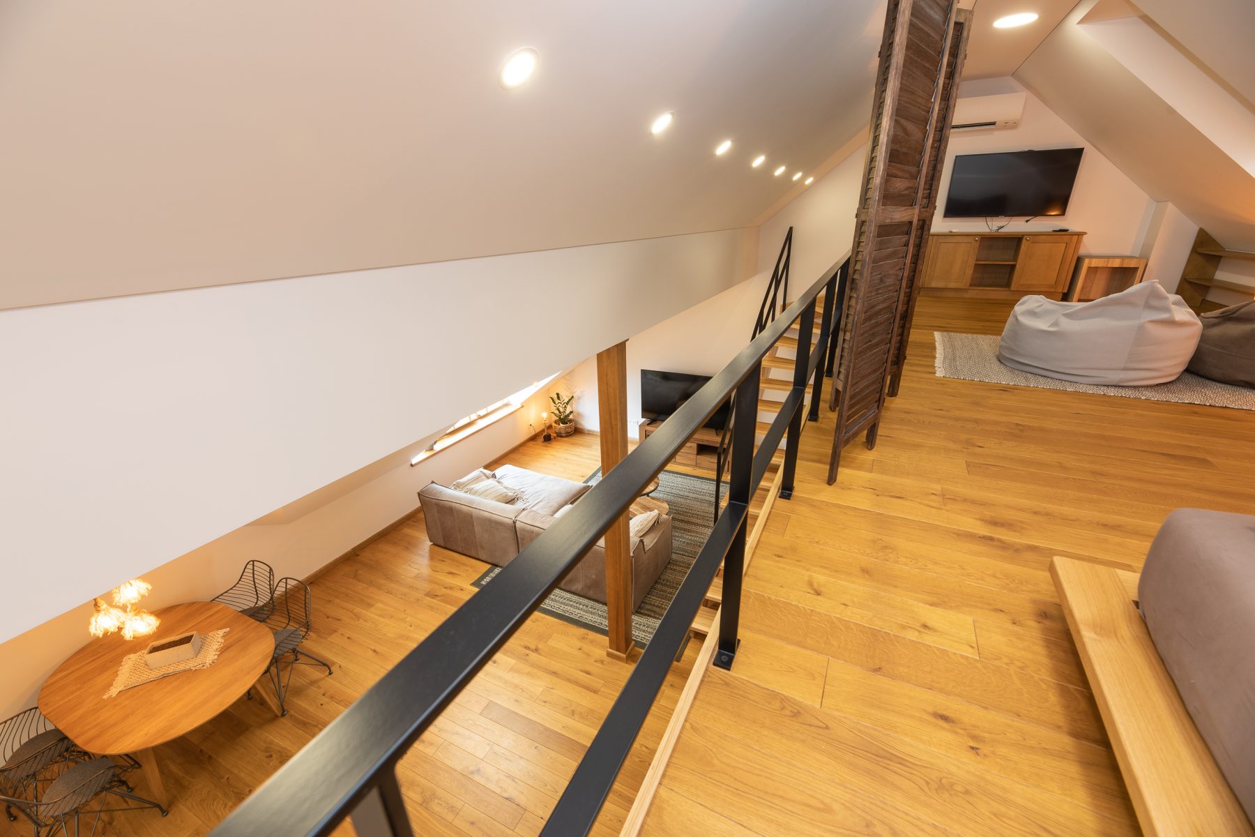 Svetainė iš 2 aukšto