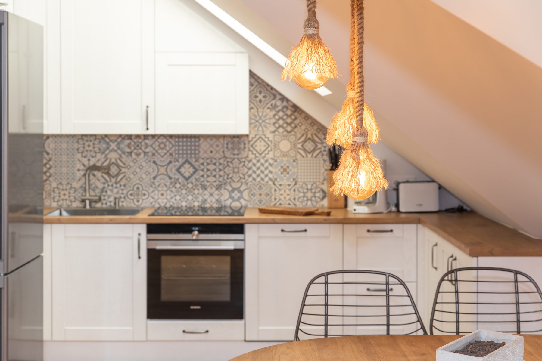 Šviesi ir atvira virtuvė moderniu interjeru