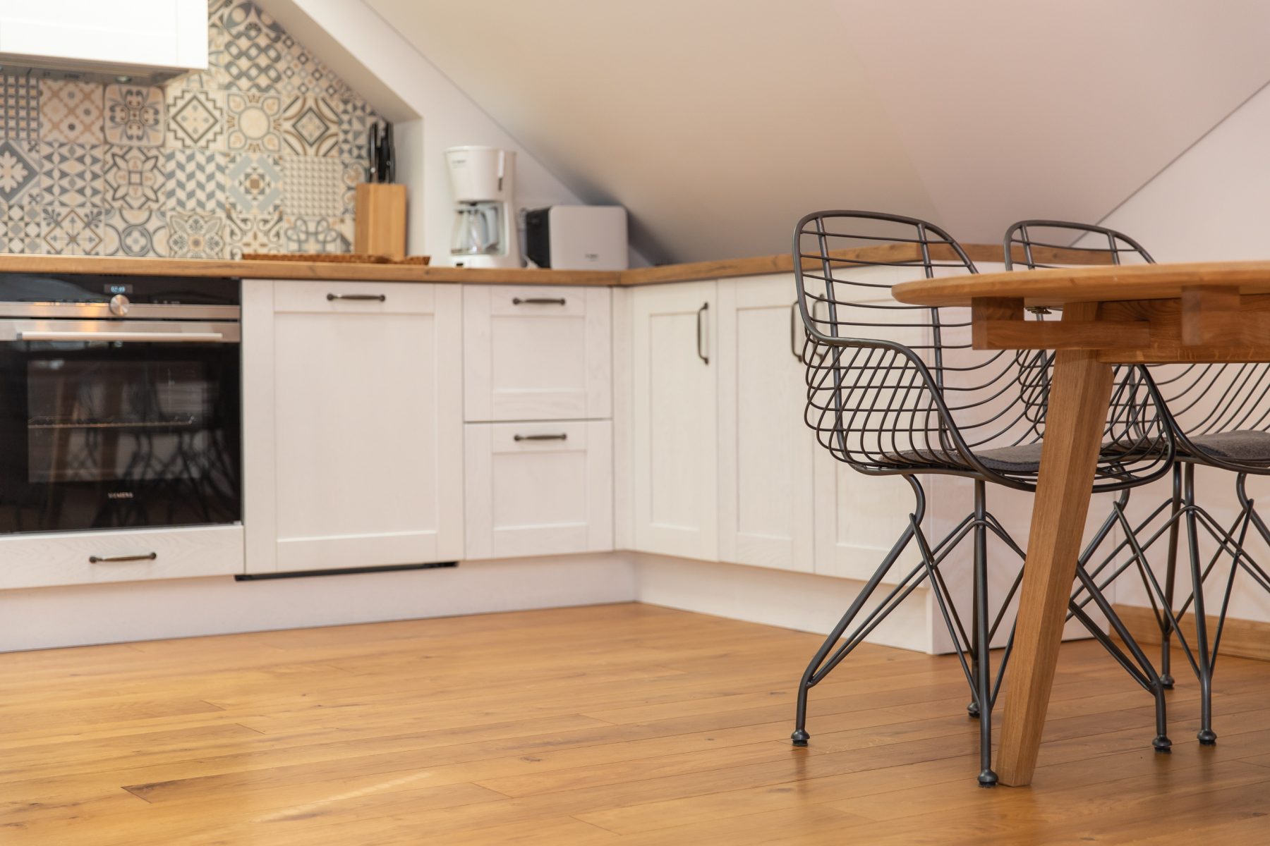 Šviesi ir atvira virtuvė moderniu interjeru