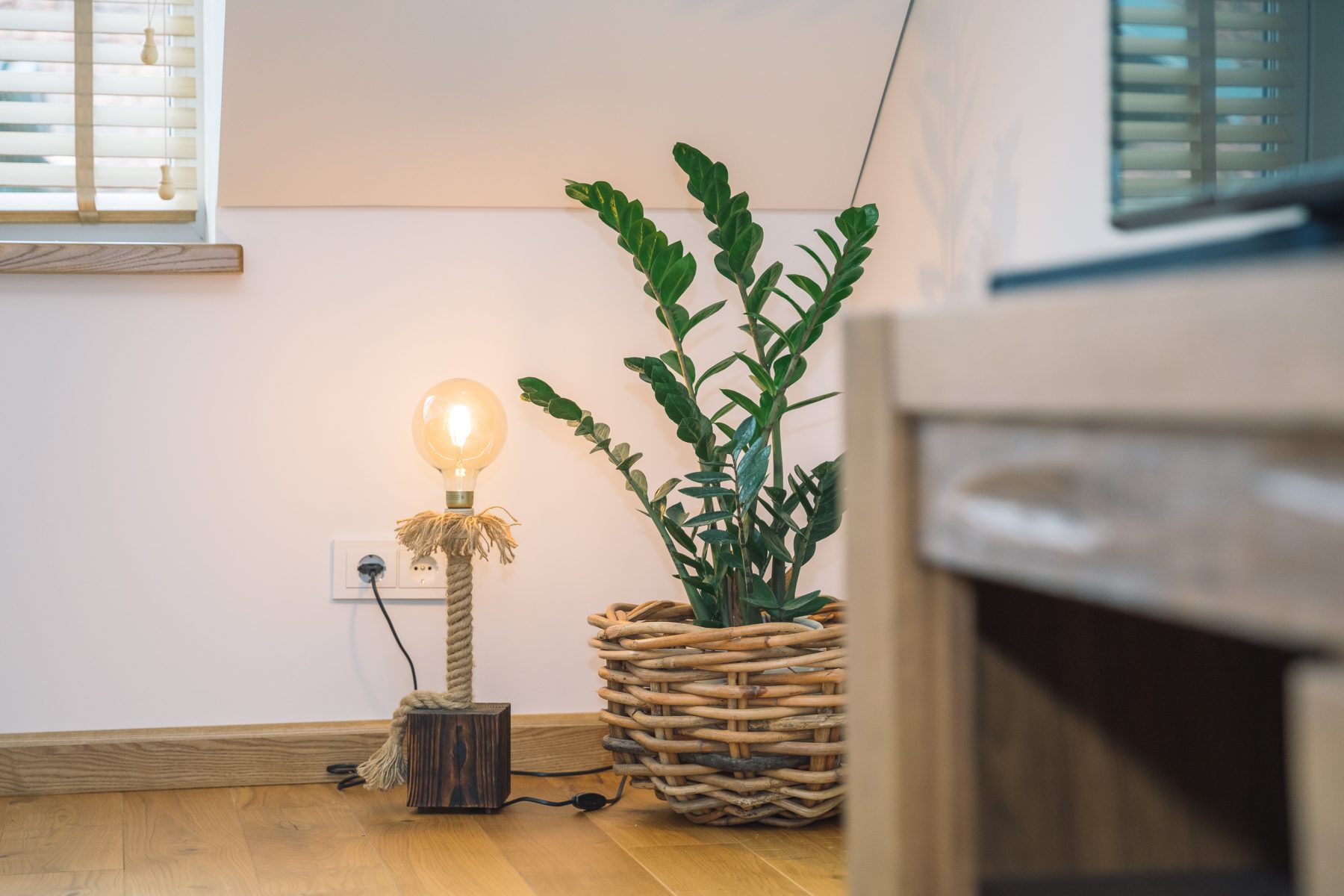 Dekoro akcentai - vaza, gėlės, apšvietimas