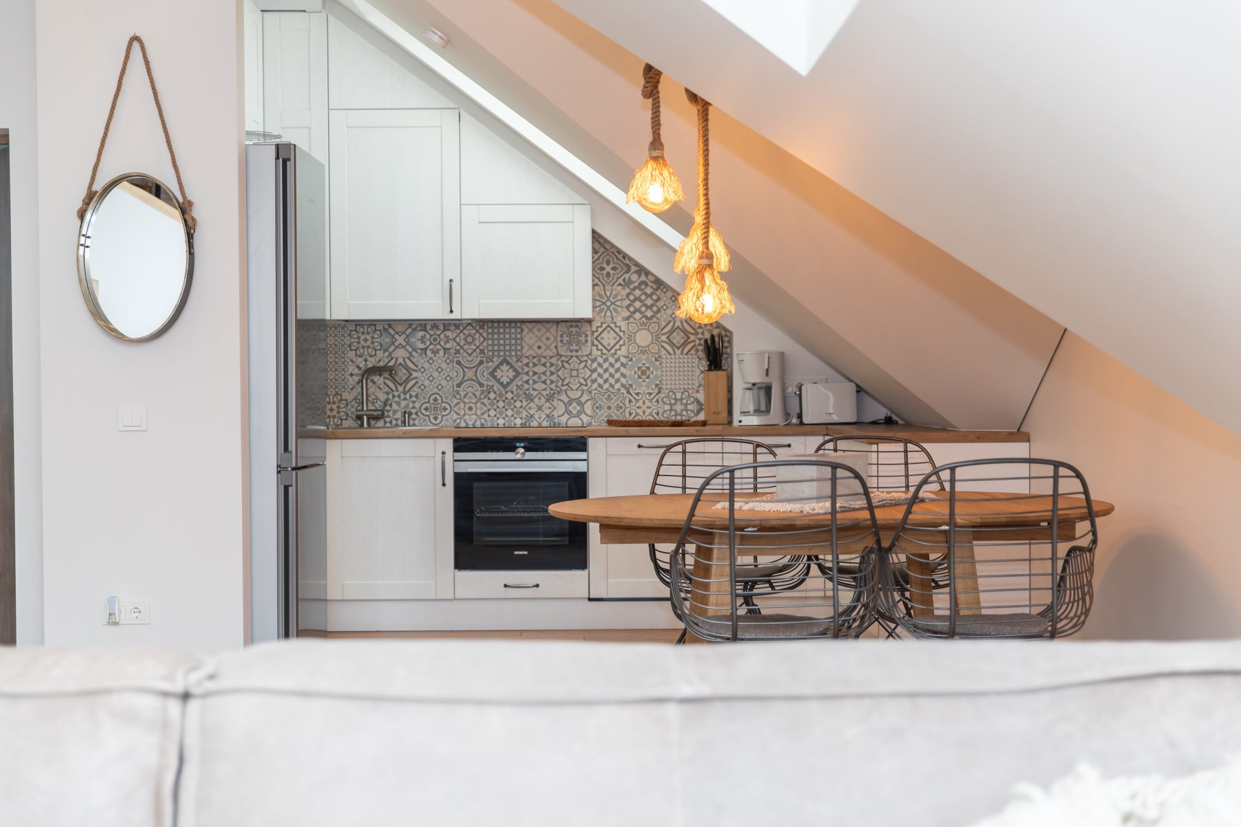 Šviesi ir atvira virtuvė moderniu interjeru