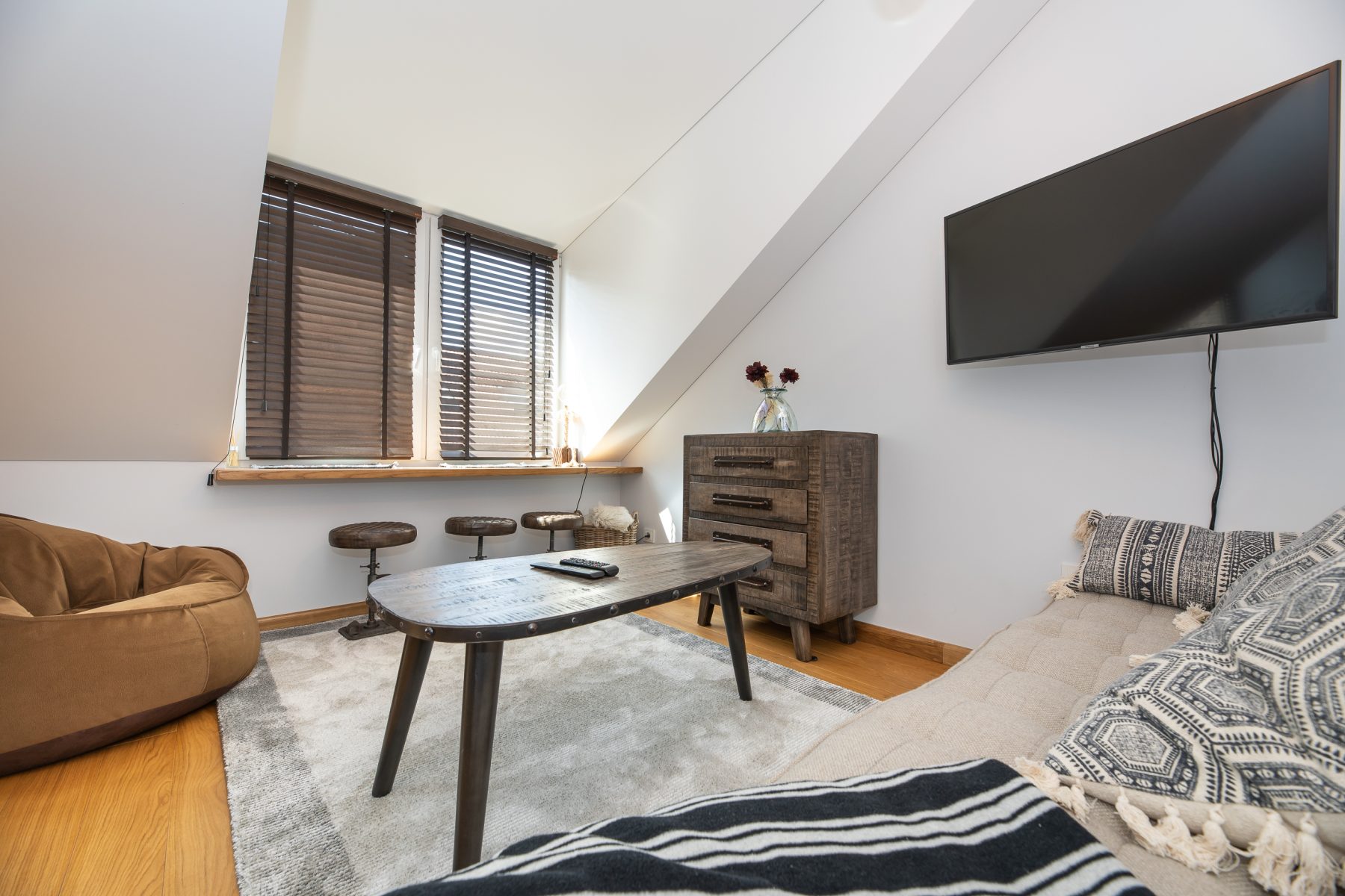 Moderni svetainė su sofa ir atvira erdve