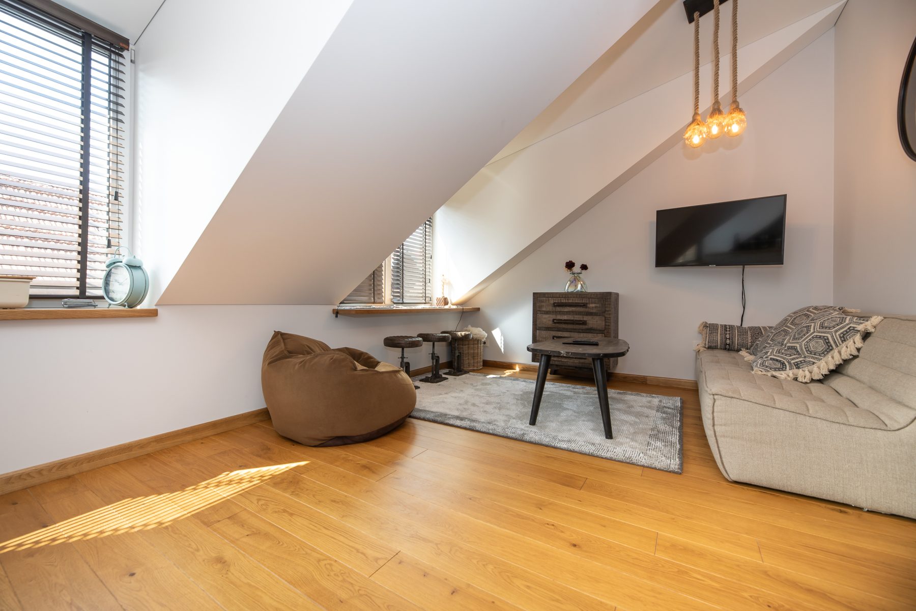 Moderni svetainė su sofa ir atvira erdve