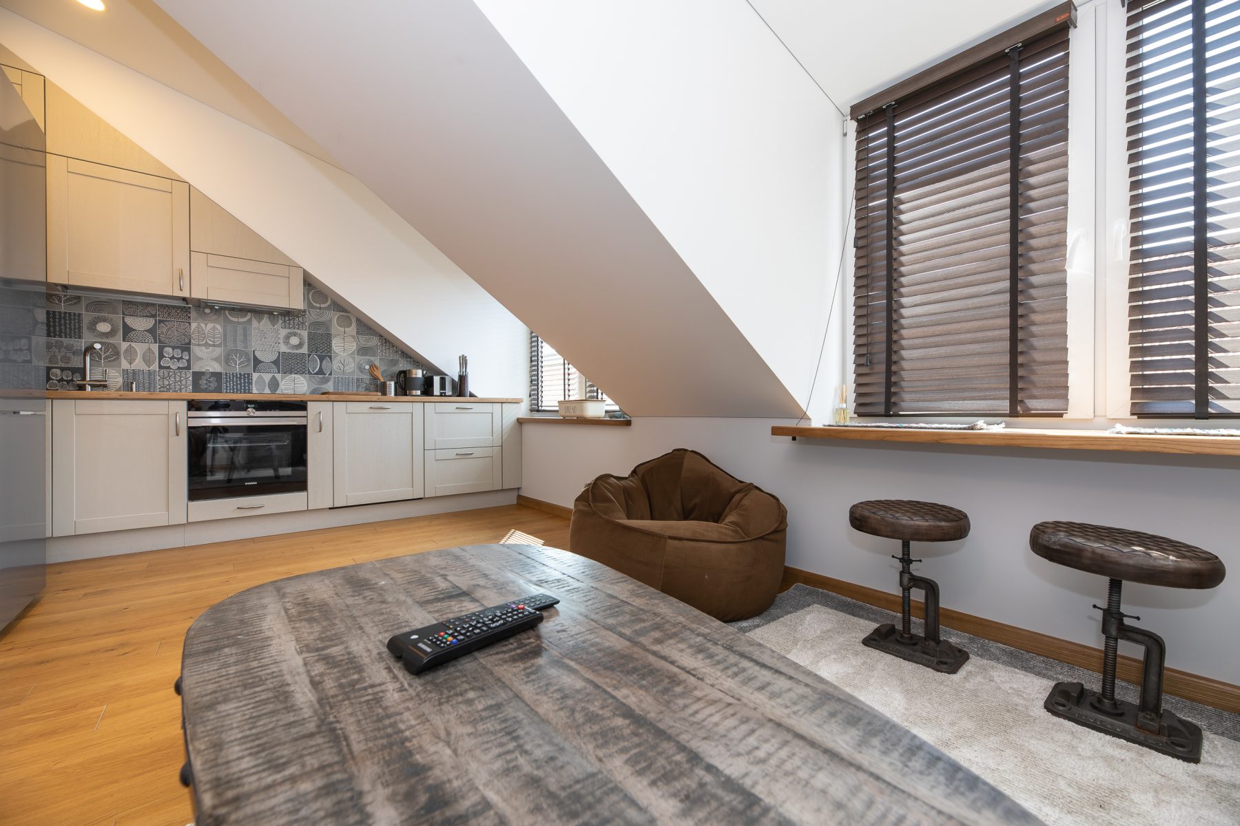 Atvira virtuvė su modernia buitine technika