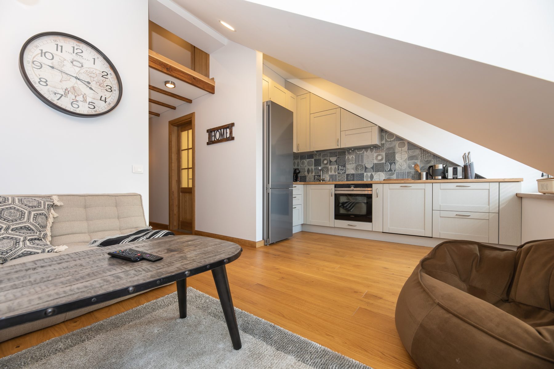 Atvira virtuvė su modernia buitine technika