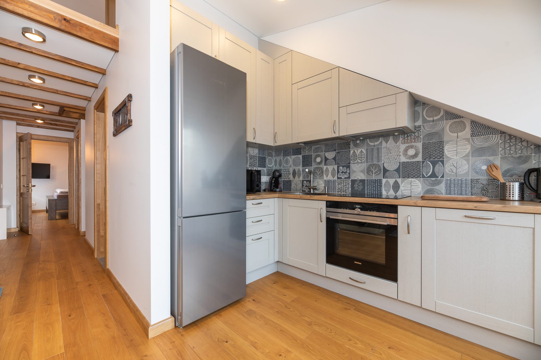 Atvira virtuvė su modernia buitine technika