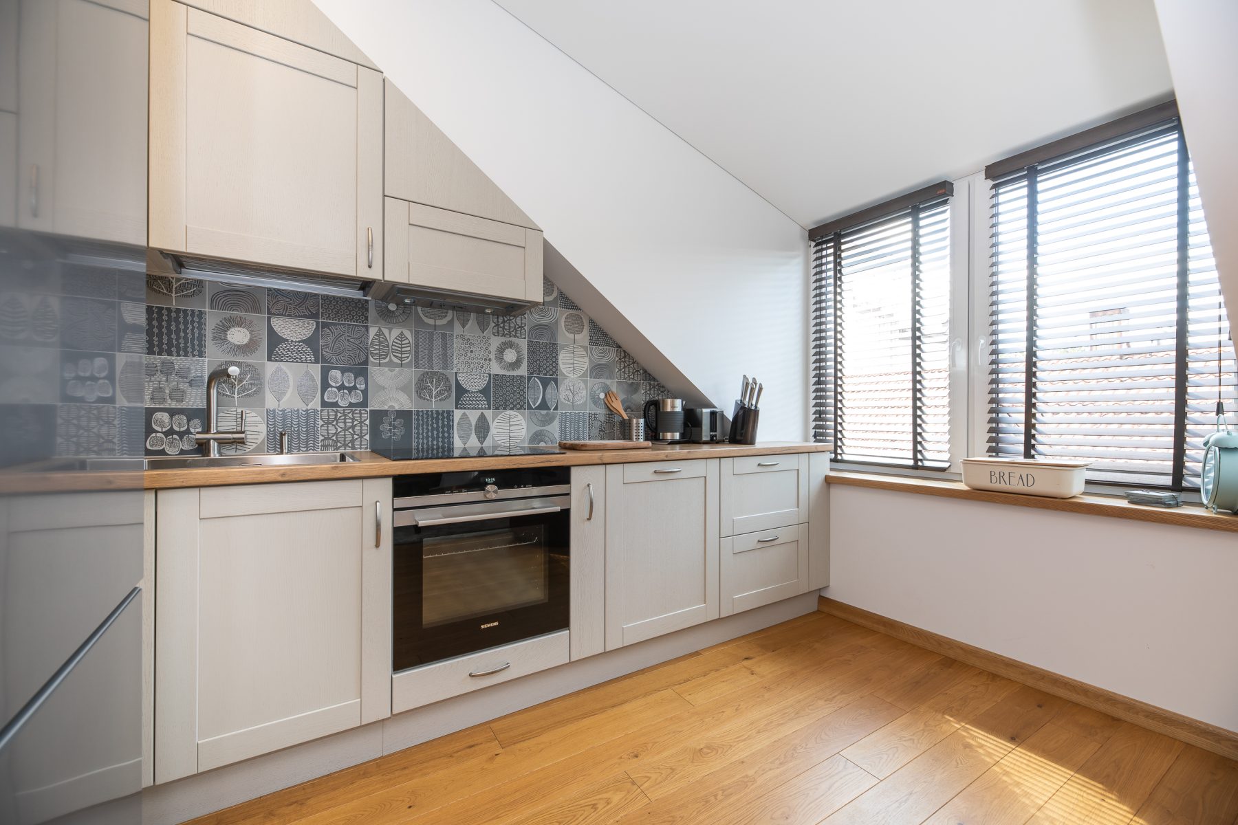 Moderni virtuvė su spintelėmis ir darbastaliu