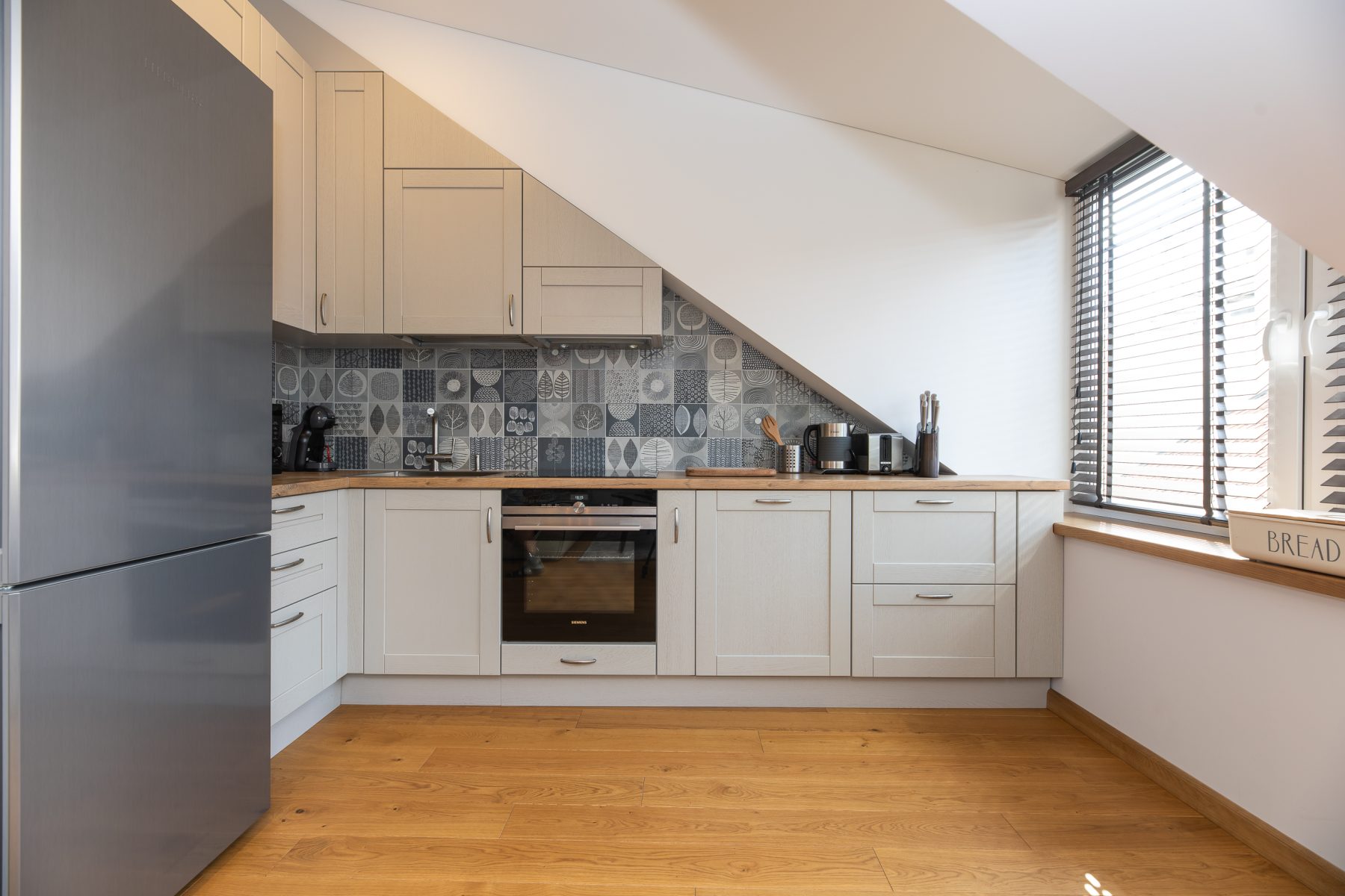 Moderni virtuvė su spintelėmis ir darbastaliu