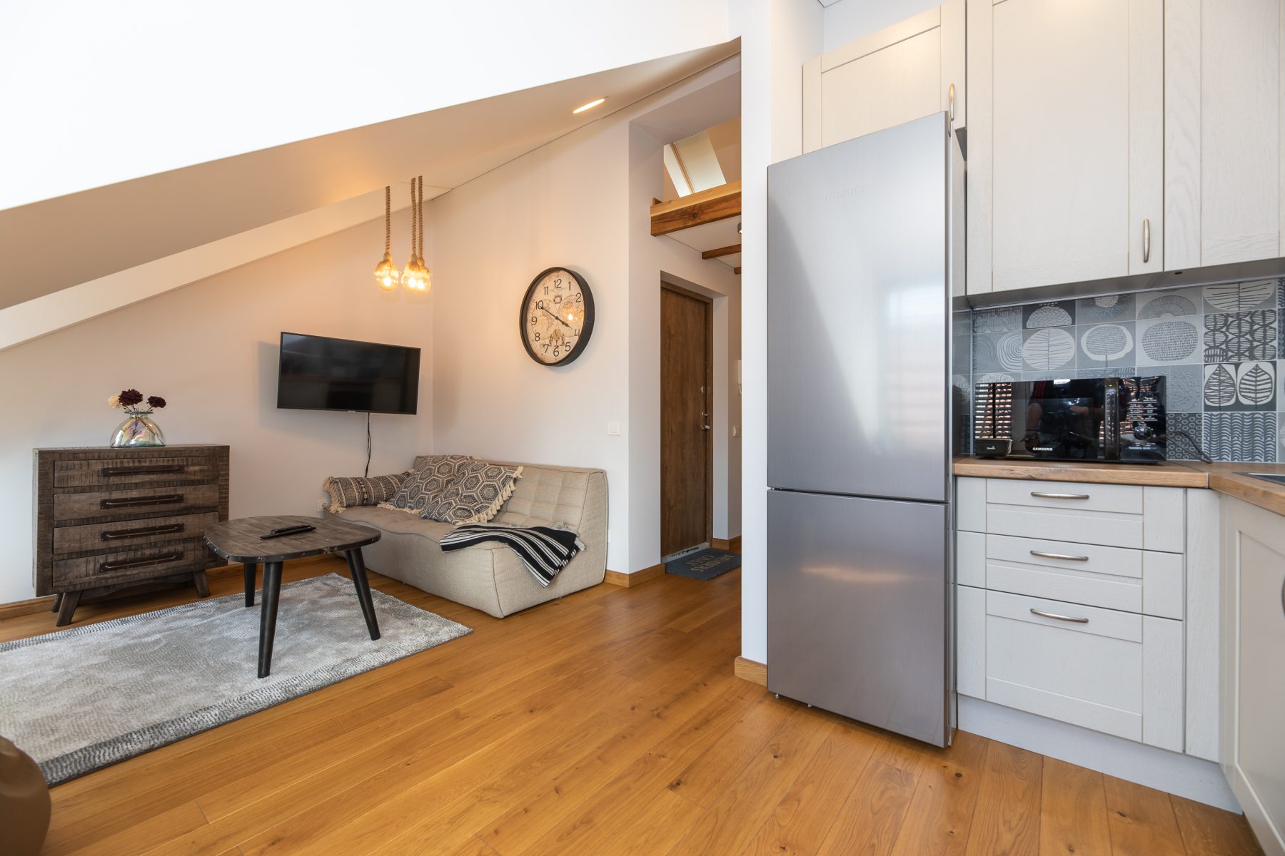 Moderni virtuvė su spintelėmis ir darbastaliu